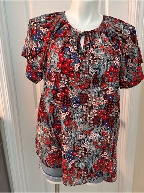 Dokotoo brand. Size 2X top. Short sleeve top. Floral top.